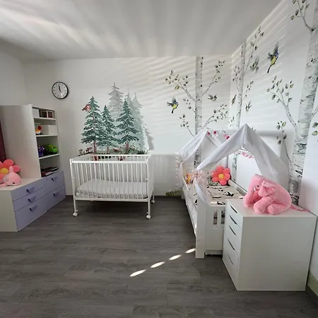 빌라 With Terrace & Private Garden 30 Min To Center 프라하